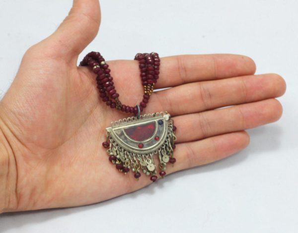 گردنبند سنتی از سنگ جید یاقوتی با مدال ورشویی رنگ ثابت